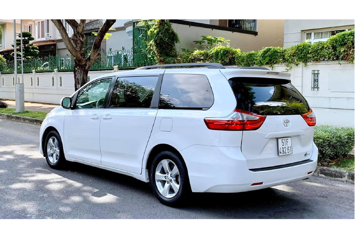 Xe đi kèm với nhiều trang bị an toàn như chống bó cứng phanh (ABS), phân phối lực phanh điện tử (EBD), hỗ trợ phanh (BA), ổn định thân xe (VSC), kiểm soát lực kéo (TRAC) và 7 túi khí.