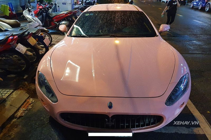 Đáng chú ý là bộ bánh xe đa chấu sơn đen bóng thay vì đen mờ như trước, thiết kế chấu thì vẫn giữ nguyên, và hệ thống ống xả Fi mới giúp tiếng pô của xe nghe "đã tai" hơn, trong đó, phần đầu ống pô được phủ crôm tối màu.