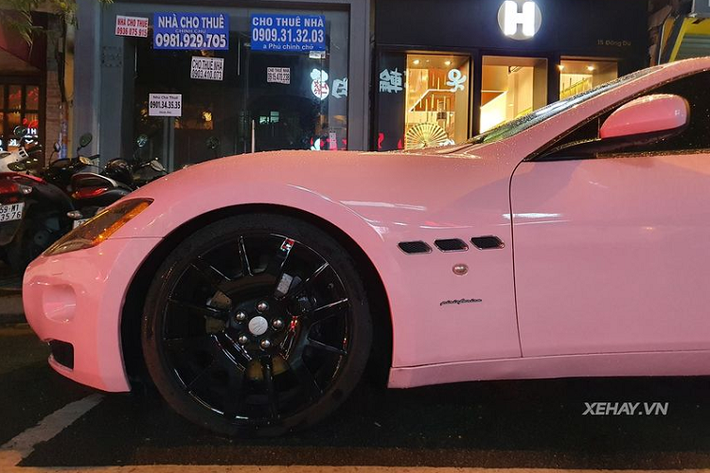 Với những nâng cấp kể trên và màu ngoại thất mới, chiếc xe thể thao Maserati GranTurismo trở nên vô cùng nổi bật, nó trở thành tâm điểm gây chú ý mỗi khi xuất hiện trên đường phố.