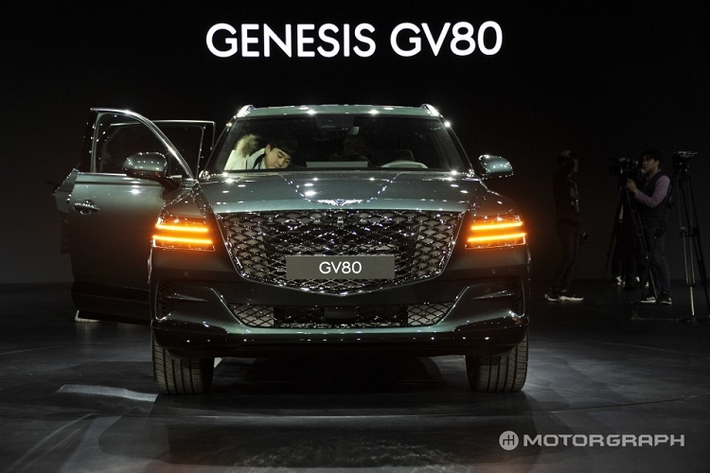 Theo một số nguồn tin, chiếc Genesis GV80 mà V chọn mua được sơn màu xanh lục, "tông xuyệt tông" với micro của anh chàng ca sỹ trẻ. Thông tin V mua Genesis GV80 đã lập tức được nhiều người tìm kiếm trên Google và SNS. Hiện chưa rõ V đã chi bao nhiêu tiền cho chiếc SUV hạng sang mới của mình. Tại thị trường Hàn Quốc, giá xe Genesis GV80 dao động từ 60,7 - 66,7 triệu Won (khoảng 1,18 - 1,29 tỷ đồng).
