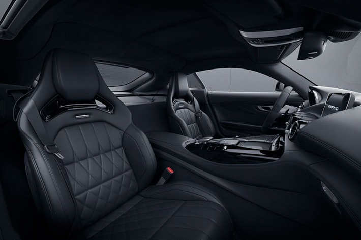 Chưa hết, Mercedes-AMG GT Stealth Edition còn có mái bằng sợi carbon với nhiều màu tối trên Coupe, trong khi Roadster nhận được mui mềm màu đen.