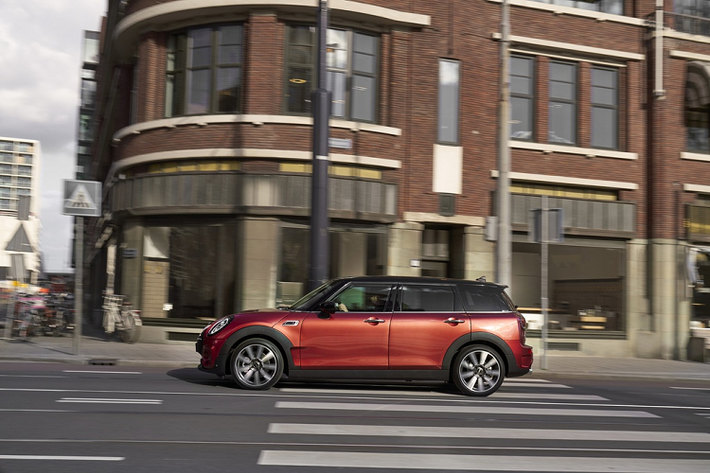 Thaco nhập khẩu xe nguyên chiếc từ châu Âu và phân phối chính hãng tại Việt Nam. Giá xe MINI Cooper S Clubman 2020 niêm yết từ 2,279 tỷ đồng dành cho phiên bản Cooper S. Với 6 cửa, 5 chỗ ngồi tiện nghi, mẫu xe mở ra cảm hứng cho hành trình thú vị.