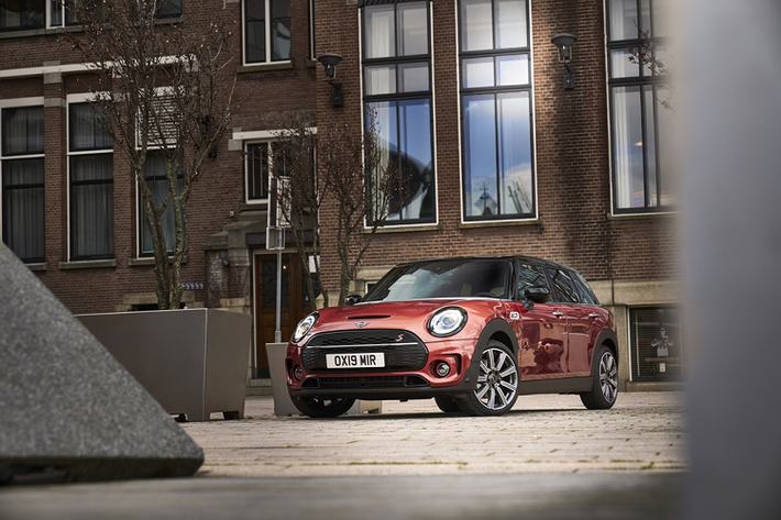 Nét đặc trưng Anh quốc thể hiện qua bộ mâm đúc kích thước 18 inch của MINI Cooper S thế hệ mới, cụm đèn hậu LED lấy cảm hứng từ quốc kỳ Union Jack. Dù ngắm xe ở góc nào, người dùng có thể cảm nhận chất Anh quốc lịch lãm, trang nhã.