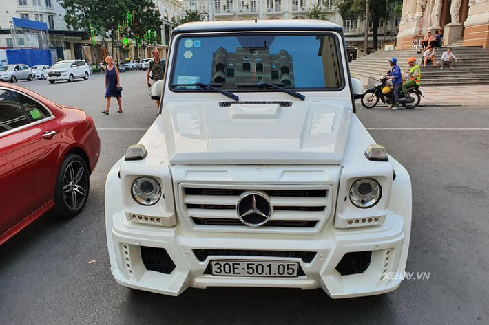 Hộc bánh xe dạng vòm mới, kết hợp với mâm xe sơn đen càng góp phần làm gia tăng diện mạo thể thao và khoẻ khoắn cho G-class. Hiện chưa rõ tổng giá xe Mercedes-Benz G-Class và nó thuộc phiên bản nào, nhưng giới thạo tin cho hay nguyên bản của xe là G350 và thuộc sở hữu của một tay chơi Sài thành, Sau khi bán ra Hà Nội thì được chủ mới độ lại.