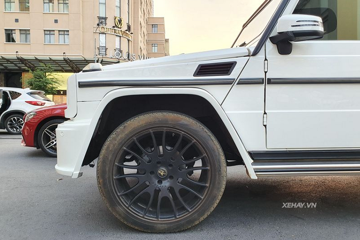 Để góp phần làm mới mẻ cho chiếc xe vốn đã có tuổi đời khá cao, chủ nhân chiếc G-Class trong bài viết đã trang bị cho xe gói độ W463 Sports Line Black Bisosn Edition tới từ thương hiệu độ xe Nhật Bản Wald International. Nhờ đó, mẫu "Xe tăng Đức" vốn đã hầm hố và nam tính nay còn trở nên khoẻ khoắn và thời thượng hơn gấp bội.