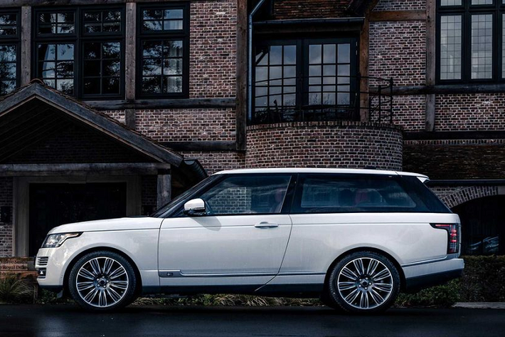 Đầu tiên, Range Rover Adventum Coupe sở hữu phần thân xe bằng nhôm, được chế tác thủ công với các thay đổi từ phần trụ A tới khu vực phía sau. Trong khi đó, phần nắp capo, các ốp bánh xe hay khu vực cốp vẫn sử dụng thiết kế nguyên bản. Ngoài ra, với 2 cánh cửa cỡ lớn, chiếc xe sẽ tạo không gian rộng rãi hơn cho hành khách khi bước vào hàng ghế thứ hai.