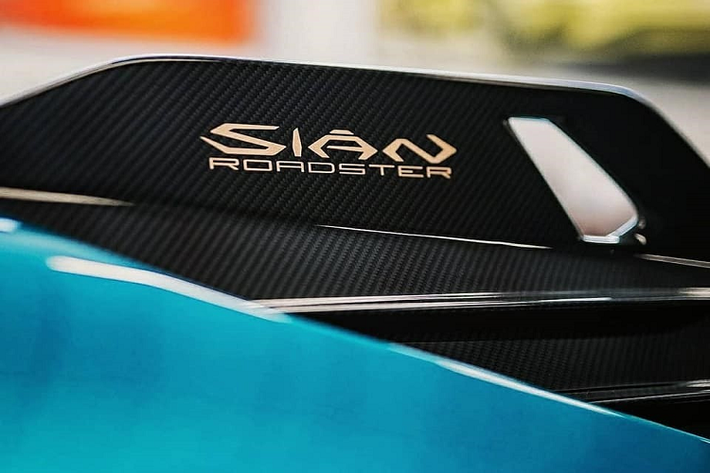 Nhiều khả năng đây cũng chính là chiếc siêu xe Lamborghini Sián Roadster được hãng siêu xe Ý chụp ảnh và gửi đi cho giới truyền thông quốc tế vào đầu tháng 7. Lamborghini Sián Roadster có thể được xem là đối thủ của những Ferrari LaFerrari Aperta hay Porsche 918 Spyder.