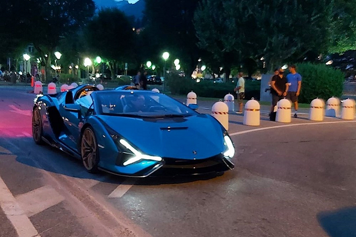 Lamborghini Sián mui trần đã được vén màn vào tháng 7 năm 2020 với chỉ đúng 19 xe được sản xuất trên toàn thế giới và tất cả đều đã có chủ nhân. Giá xe Lamborghini Sián Roadster ước tính là 3,7 triệu đô la, tương đương 85 tỷ đồng.