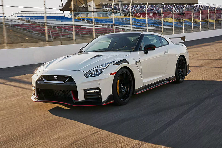 Nissan GT-R Premium 2021 mới sẽ có giá niêm yết từ 113.540 USD (khoảng 2,6 tỷ đồng), chưa bao gồm phí xử lý và phí vận chuyển 1.695 USD. Phiên bản Nissan GT-R Premium trang bị động cơ tăng áp kép V6 3,8L sản sinh công suất 565 mã lực và mô-men xoắn 633 Nm. Sức mạnh được truyền đến cả 4 bánh thông qua hộp số 6 cấp ly hợp kép.