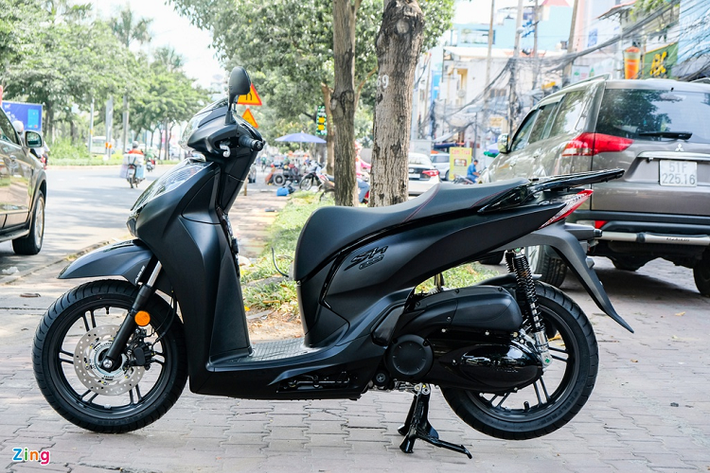 Ra mắt hồi tháng 1 tại triển lãm Motor Bike Expo 2020, Honda SH 300i Total Black Edition là 1 trong 2 phiên bản đặc biệt của Honda SH 300i tại Italy. Xe được đưa về bởi đại lý tư nhân ở quận Bình Thạnh (TP.HCM).