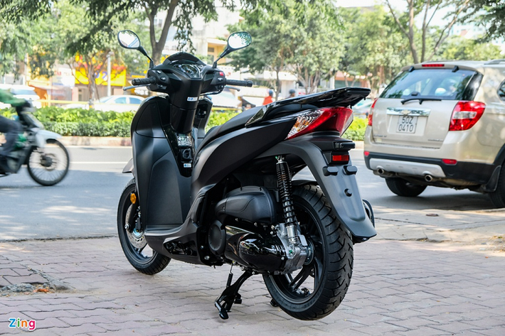 So với SH 300i tiêu chuẩn đang được phân phối chính hãng, SH 300i Total Black Edition không có khác biệt về kiểu dáng. Điểm khác biệt duy nhất là phiên bản đặc biệt sở hữu tone màu đen ở khắp xe - đúng như tên gọi.