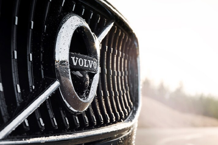 Volvo S90 2021 biến thể sedan và wagon cũng được tái thiết kế, có kiểu dáng nhỏ hơn. Lưới tản nhiệt thiết kế mới với các thanh ngang ẩn bên trong, dải chrome kéo dài toàn chiều rộng cản trước. Các cánh chia gió trước cũng có kiểu dáng khác biệt.
