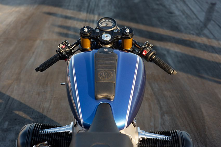 Mẫu xe môtô BMW R18 dragster có 2 tùy chọn thiết kế là Mechined và 2-Tone Black, điểm khác biệt chính giữa 2 tùy chọn này là kích thước bộ mâm. Ngoài ra còn có thêm các phụ kiện như ốp đồng hồ, gương chiếu hậu, bao tay...