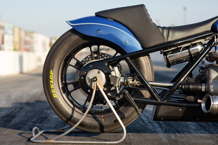 Toàn bộ khung sườn của chiếc R18 dragster này đã được làm lại, giảm xóc sau cũng đã được tháo ra vì không cần thiết đối với một chiếc xe đua drag. Cặp lốp trên xe là loại lốp không gai giúp tăng tối đa khả năng bám đường.