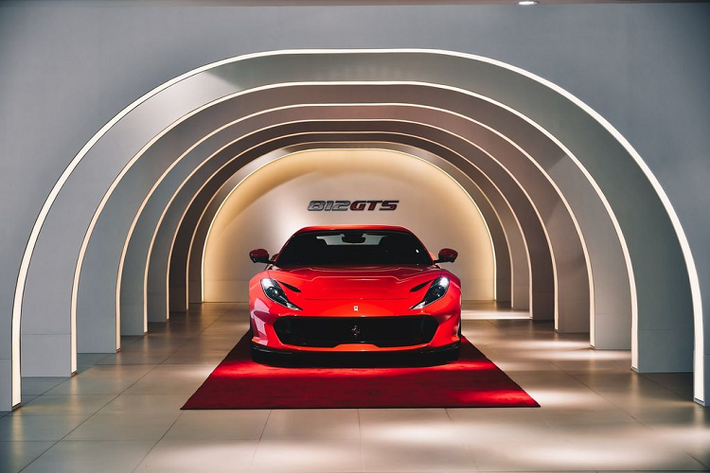 Mới đây, Ferrari Hong Kong đã tổ chức buổi giới thiệu siêu xe Ferrari 812 GTS giữa "tâm bão" mang tên Corona (Covid-19). Đây là một quyết định táo bạo trước tình hình dịch bệnh hiện nay, nhất là khi đã có không ít sự kiện lớn nhỏ trên thế giới phải tạm hoãn, điển hình là triển lãm ô tô Bắc Kinh 2020 và chặng đua xe F1 tại thành phố Thượng Hải.
