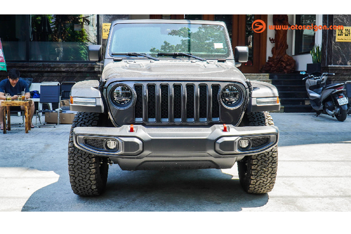 Tổng thể chiếc SUV mạnh mẽ và nam tính với “dàn chân” lắp bộ mâm 17 inch đi cùng với bộ lốp BFGoodrich All-Terrain T/A (285/70R17). Ngoại thất Jeep Wrangler Rubicon toát lên mình là một mẫu xe SUV chuyên đi off-road với khoảng sáng “cao ráo” có thể lội được nước tốt, và góc tiếp cận trước/sau lớn.