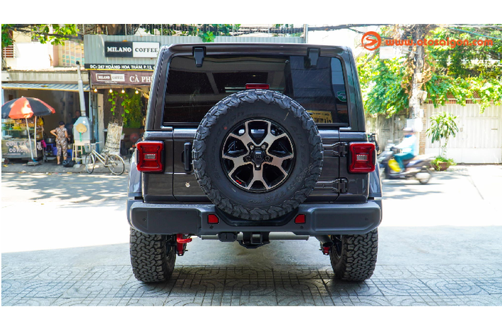 Sức mạnh được truyền xuống bốn bánh (4WD) thông qua hộp số tự động 8 cấp (8AT) cho phép xe tối ưu hóa công suất động cơ khi đi off-road, và mượt mà khi đi on-road ở tốc độ cao.
