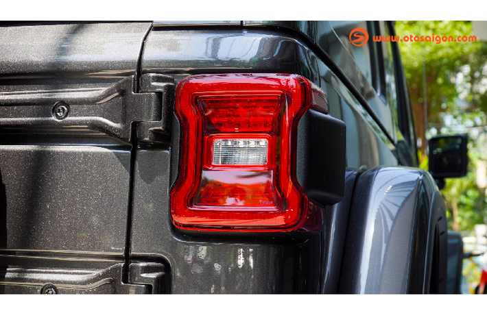 Thiết kế đuôi xe vuông vức. Cụm đèn hậu LED được thiết kế đơn giản hình vuông mang đến nét đặc trưng cho Wrangler.
