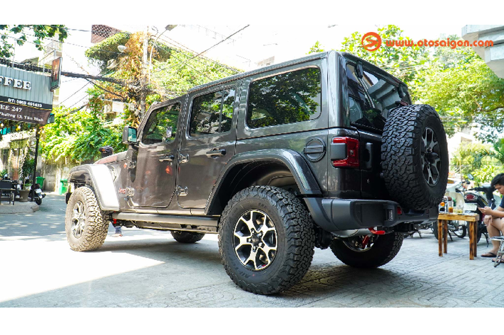 Ngoài những hệ thống an toàn thường thấy như: phanh ABS/BA/EBD, cân bằng điện tử, khởi hành ngang dốc, camera và cảm biến lùi... Wrangler Rubicon sở hữu rất nhiều hệ thống an toàn khác như: cảnh báo va chạm trước, hệ thống cảnh báo điểm mù, cảnh báo phương tiện cắt ngang khi lùi xe và hơn thế nữa. Giá xe Jeep Wrangler Unlimited Rubicon hiện đang được đại lý tư nhân chào bán hơn 4 tỷ ở Sài Gòn.