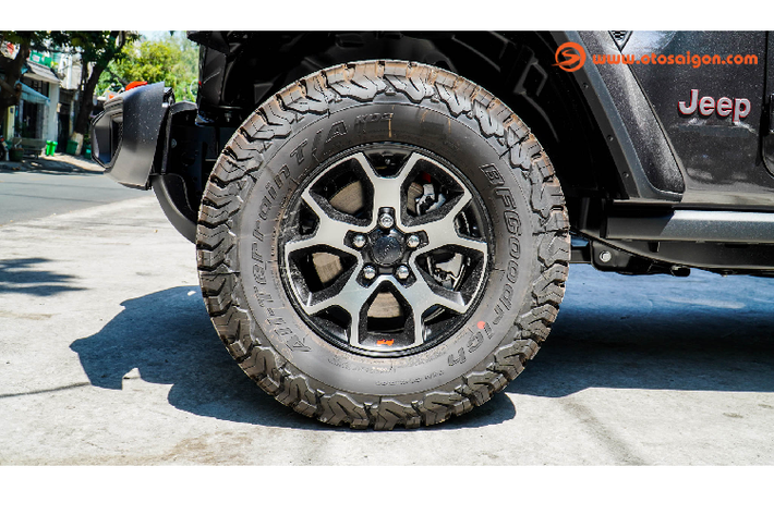 Phiên bản “Rubicon 4x4” của mẫu SUV địa hình Jeep Wrangler chính là phiên bản cao nhất trong tất cả sản phẩm của dòng Jeep Wrangler bao gồm: Sahara 4x4, Sport 4x4/ Sport S 4x4 và Moab 4x4.