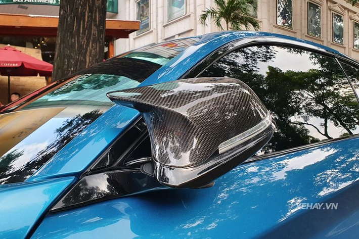 Để tính thẩm mỹ cho xe, Dinan còn bổ sung một số chi tiết bằng sợi carbon như vỏ gương chiếu hậu có thiết kế lạ mắt.