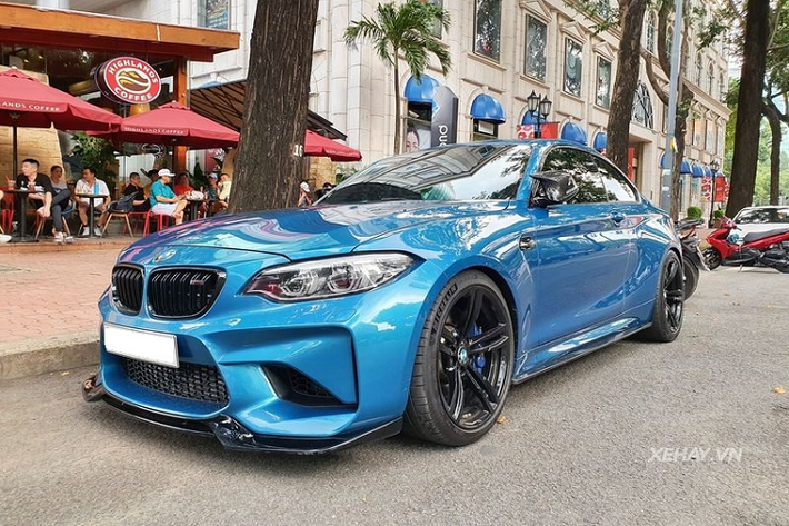 Điều đặc biệt của chiếc BMW M2 Coupe chính hãng này chính là xe sở hữu công suất 446 mã lực thay vì 370 mã lực như nguyên bản dù xe vẫn mang trên mình cỗ máy tăng áp kép 3.0L 6 xi-lanh thẳng, chủ sở hữu của chiếc xe thể thao đã nâng cấp "xế yêu" bằng gói độ hiệu suất từ Dinan Performance.