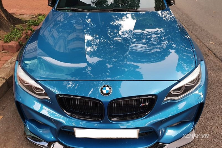 Ngoại trừ các yếu tố kể trên, chiếc BMW M2 Coupe chính hãng đầu tiên về Việt Nam vẫn giống với những "anh em" khác. Xe sở hữu bộ đèn pha Xenon với đèn ngày LED, bên dưới là cản va bo tròn ở các góc, đèn sương mù được lược bỏ để cải thiện khí động học cho xe.