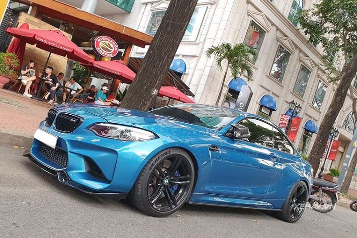 Ngoài ra, xe cũng được trang bị hệ thống xả mới làm bằng thép không rỉ của Dinan Performance, giúp tăng thêm 6 mã lực và mô-men xoắn 6,7Nm cho M2 Coupe.