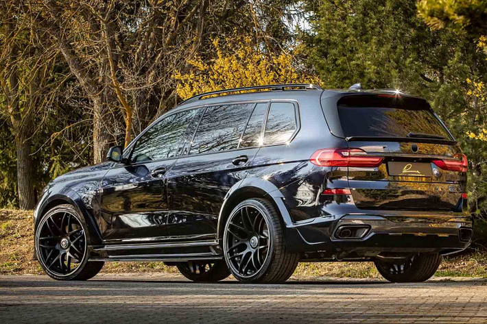 Nội thất của chiếc SUV hàng đầu BMW không được công bố nhưng Lumma nói rằng họ cũng đang cung cấp một loạt các nâng cấp bên trong.