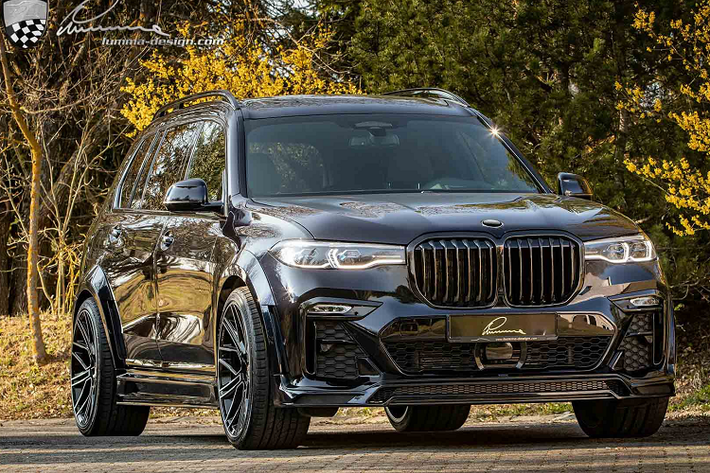 Được đặt tên là CLR X7, những trang bị cho BMW X7 2020 mới tập trung chủ yếu ở các chi tiết khí động học trên mẫu xe này. Chiếc SUV của BMW X7 trở nên dữ dằn và gai góc hơn với mặt ca lăng được sửa đổi với nhiều tấm lưới hơn. Xe cũng được trang bị cánh gió trên nóc và bộ khuếch tán gió thể thao và thanh lip kéo ngang khu vực đền hậu ở cản trước.