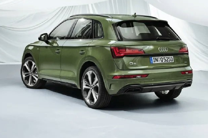 Tiếp đến, các tùy chọn màu ngoại thất mới của Audi Q5 2021 nâng cấp mới bao gồm màu xanh lục District Green và xanh dương Ultra Blue. Xe đi kèm với la-zăng hợp kim 17 inch tiêu chuẩn. Riêng biến thể S Line có la-zăng hợp kim 18 inch và có thể tăng lên 21 inch nếu người dùng có nhu cầu. Ngoài ra, một số thị trường sẽ được nhận thêm gói trang bị off-road.