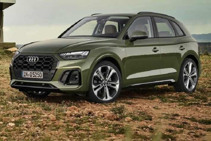 Mẫu xe Audi Q5 2021 mới cập nhật giữa vòng đời sở hữu thiết kế mới nổi bật hơn tại đầu và đuôi xe. Theo đó, bộ lưới tản nhiệt tạo hình theo lối Singleframe liền mạch, khổng lồ được hoàn thiện bằng trang trí tông màu đen bắt mắt. Thiết kế đèn pha tinh chỉnh đi kèm đèn ban ngày tái định hình cùng hốc đèn sương mù lớn hơn, nổi bật hơn.