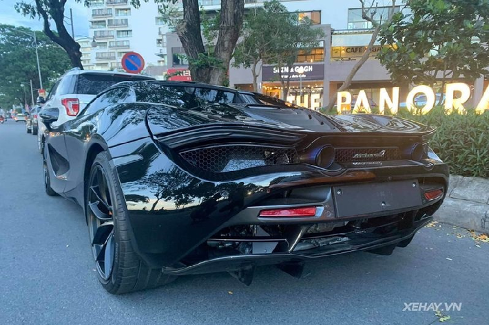 Phần mui cứng có thể thu vào bao gồm tấm nóc sợi carbon một mảnh tiêu chuẩn với cơ chế gập điện nâng/hạ chỉ trong 11 giây, nhanh hơn 6 giây so với đàn em 650 Spider. Đặc biệt, phần mui này có thể hoạt động ở tốc độ lên tới 50 km/h, hơn hẳn 650 Spider (phạm vi 30 km/h) và cũng hoạt động êm ái gấp đôi so với Super Series mui trần thế hệ đầu tiên.