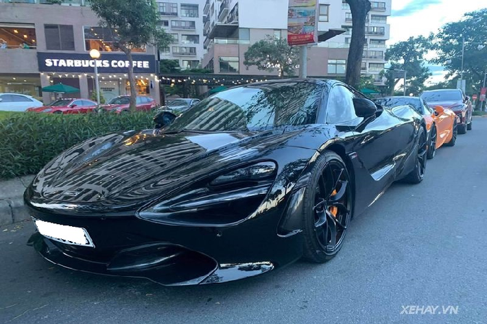 Tại Việt Nam, số lượng siêu xe McLaren 720S Spider đang ngày càng tăng, hiện đã có khoảng 5 chiếc, trong đó chỉ có duy nhất một chiếc màu đen bóng là chiếc trong bài. Xe thuộc bản Performance nên có nhiều chi tiết làm bằng vật liệu sợi carbon như cản trước, hốc đèn pha, gương chiếu hậu, nắp khoang động cơ, hốc hút gió và cản sau...