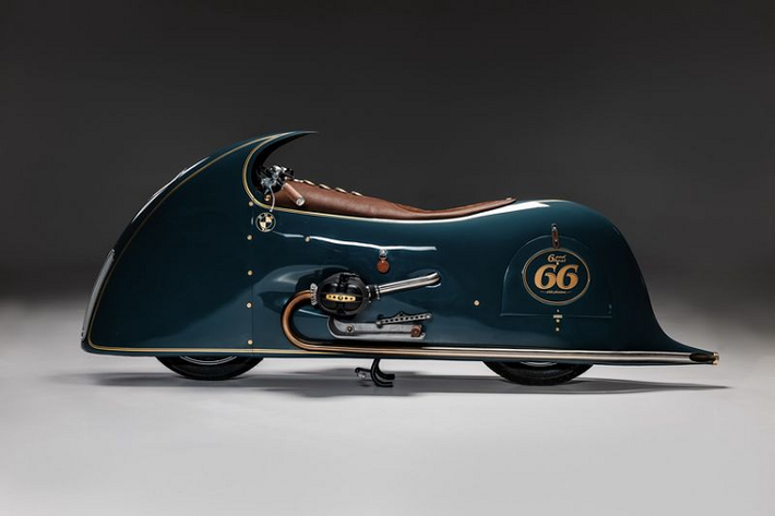 Đây là một sản phẩm của Dirk Oehlerking (thuộc Kingston Customs) và nó có tên Good Ghost. Chiếc xe môtô BMW R100 RS 1980 đặc biệt cũng chính là một phần trong series Phantom của Oehlerking, hai thành viên còn lại là White và Black Phantom.