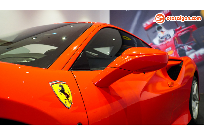 Ferrari F8 Tributo được chắp bút thiết kế bởi Trung tâm thiết kế - Ferrari Styling Centre, tổng thể siêu xe hướng tới một ngôn ngữ thiết kế mới nhấn mạnh vào hiệu suất cao và hiệu quả khí động học tối ưu.