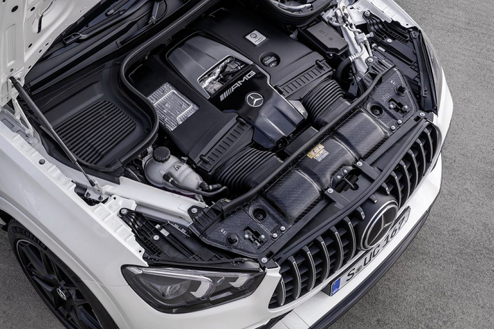 Kết hợp với động cơ này là một hộp số Speedshift TCT 9G, cung cấp các chế độ lái khác nhau như M, Sport, Sport+ và trên dòng GLE 63 S là chế độ Race. Khối sức mạnh kể trên sẽ được truyền tải xuống mặt đường thông qua hệ dẫn động bốn bánh toàn thời gian AMG Performance 4Matic+ với khả năng phân bổ mô-men xoắn linh hoạt, cho phép GLE 63 tăng tốc từ 0 lên tốc độ 100 km/h trong 4 giây và trên GLE 63 S là 3,8 giây.