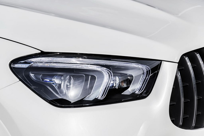 Về ngoại hình, Mercedes-AMG GLE 63 Coupe 2021 với cụm đèn pha được thiết kế mới, các khe hút gió dữ dằn cũng như tấm lưới tản nhiệt Paramericana chính hiệu từ người Đức. Nếu chưa đủ, khách hàng có thể thêm thắt cho vẻ đẹp mạnh mẽ ấy Gói trang bị AMG Night Package, bao gồm các màu đen tuyền xuất hiện trên khu vực cửa sổ, bộ chia trước, lip trước – sau, ốp gương chiếu hậu, nẹp chân cửa sổ hay các vây bên. Ngoài ra, gói độ này còn mang tới cụm ống xả sơn đen bóng.