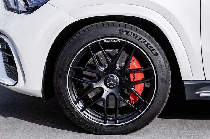 Cung cấp sức mạnh cho 2 mẫu xe mới này là khối động cơ V8 tăng áp kép 4.0 lít quen thuộc, sản sinh công suất không dưới 563 mã lực và lượng mô-men xoắn 750 Nm tại dải vòng tua từ 2250 tới 5000 vòng / phút với biến thể GLE 63 4Matic+ Coupe. Trong khi đó, khối máy này sản sinh cho GLE 63 S lượng công suất cực đại 603 mã lực và 850 Nm tại dải tua từ 2500 tới 4500 vòng / phút.