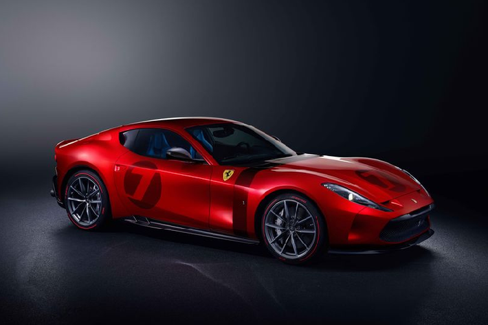 Một chiếc siêu xe Ferrari Omologata độc bản đã được nhìn thấy trong quá trình chạy thử trên đường đua Fiorano cho một trong một thử nghiệm ngắn ngủi nhưng hiệu quả. Tuy những chiếc xe mang động cơ V12 vang vọng xung quanh đường đua này có thể đã quá quen thuộc, nhưng với vẻ bề ngoài lôi cuốn độc đáo của chiếc xe đã thu hút được sự quan tâm đặc biệt của những người yêu thích thương hiệu Ngựa chồm.