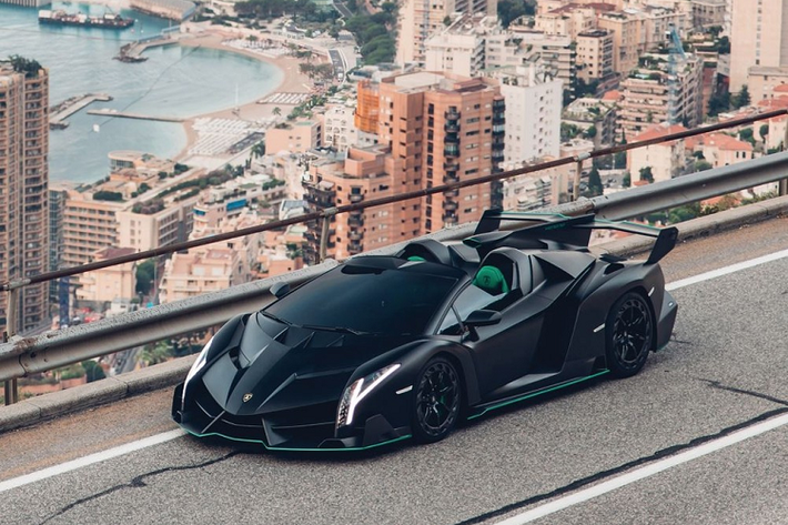 Siêu xe Lamborghini Veneno LP750-4 Roadster được trang bị động cơ V12, dung tích 6.5 lít, sản sinh ra công suất tối đa 750 mã lực. Siêu xe mui trần hàng hiếm này có thể tăng tốc từ vị trí xuất phát lên 100 km/h chỉ sau thời gian 2,9 giây trước khi đạt tốc độ tối đa 355 km/h.