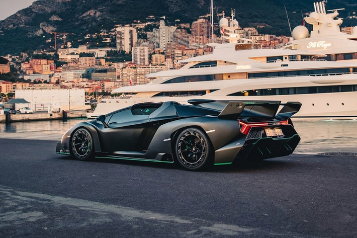 Chiếc siêu xe mui trần Lamborghini Veneno LP750-4 Roadster chuẩn bị tìm chủ nhân mới đã trải qua 2 đời chủ, gần đây nhất, xe thuộc sở hữu của một thành viên trong hoàng gia Ả Rập Xê Út.