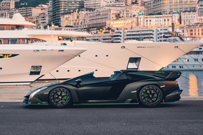 Vào ngày 5/2 tới đây, đơn vị đấu giá nổi tiếng RM Sotheby’s sẽ mang 1 trong số 9 chiếc siêu xe Lamborghini Veneno LP750-4 Roadster được sản xuất trên thế giới đến “kinh đô ánh sáng” của nước Pháp để tìm chủ nhân mới. Mức giá mà đơn vị này ước tính thu về là 5 triệu đến 6,1 triệu đô la (tương đương 115 tỷ đến 141 tỷ đồng). Đây chỉ là mức giá dự kiến, con số cuối cùng có thể cao hơn mức 6,1 triệu đô la hoặc thấp hơn con số 5 triệu đô la.