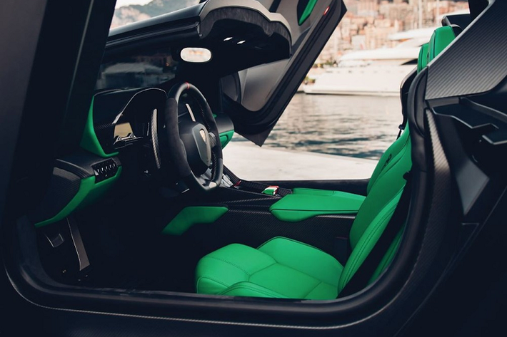 Điểm ấn tượng khác của chiếc siêu xe mui trần Lamborghini Veneno LP750-4 Roadster sắp được rao bán chính là việc nội thất xe được tắm trong màu xanh lá cây rất nổi bật.