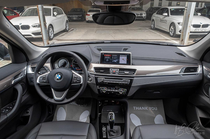 Bên trong, thiết kế tổng thể của BMW X1 2020 hầu như không có sự thay lớn. Thay vào đó, BMW tập trung vào những trải nghiệm của người dùng bằng một số thay đổi nhỏ. Nổi bật nhất chính là hệ thống màn hình giải trí cảm ứng trung tâm 8,8 inch thay thế cho màn hình 6,5 inch trước kia.