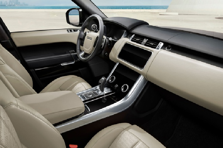 Range Rover Sport 2021 sở hữu các tùy chọn động cơ xăng 4, 6 và 8 xi-lanh, động cơ diesel, động cơ mild-hybrid và plug-in hybrid. Bản tiêu chuẩn Range Rover Sport SE được trang bị động cơ tăng áp mild-hybrid Ingenium 3.0L 6 xi-lanh cho công suất 355 mã lực và mô-men xoắn 495 Nm.