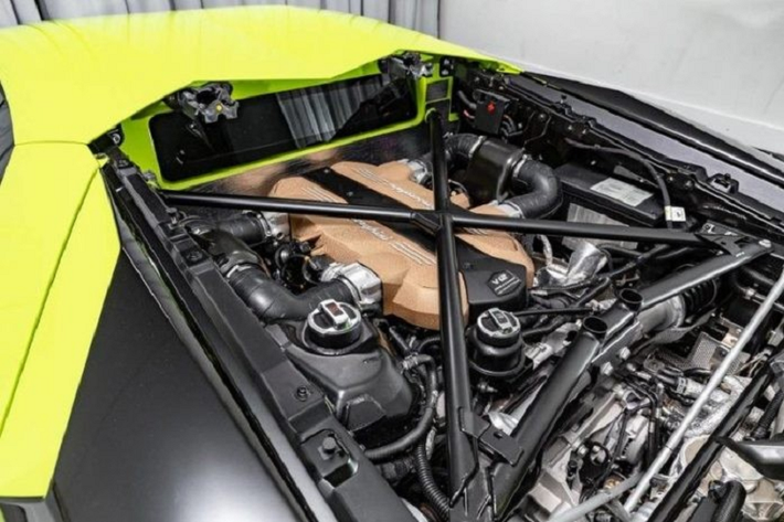 Ngoài màu sơn xanh Verde Themis, chiếc siêu xe Lamborghini Aventador SVJ này còn có nhiều chi tiết bằng carbon nhám rất ấn tượng.