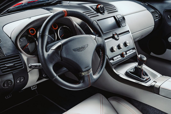Những chiếc Aston Martin Callum Vanquish 25 cũng có thể được tùy chỉnh rộng rãi với vô vàn những tùy chọn màu ngoại thất và tám tùy chọn trang trí. Xe được trang bị một trong ba loại hộp số bao gồm hộp số sàn, hộp số tự động và hộp số bán tự động. Khách hàng cũng có thể lựa chọn một trong ba thiết kế mâm xe 20 inch.