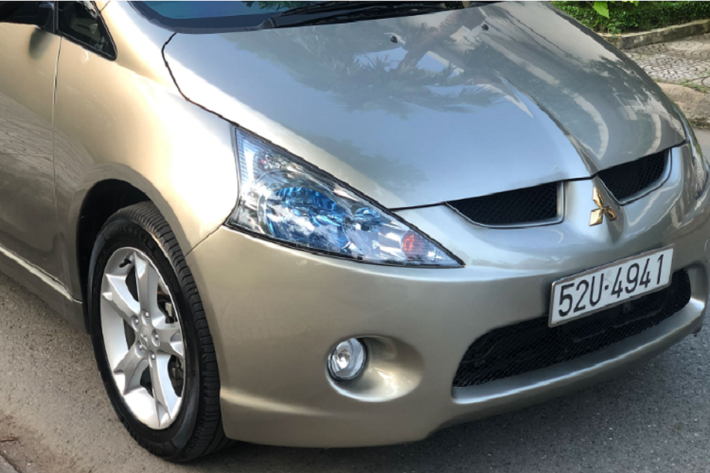 Nhờ thiết kế bền dáng qua thời gian, khả năng vận hành bền bỉ đáng tin cậy, mãi đến ngày nay những chiếc MPV Mitsubishi Grandis hơn 10 năm tuổi vẫn được nhiều người dùng Việt ưa chuộng. Tùy thuộc vào đời xe mà dòng Mitsubishi Grandis này có giá bán khác nhau, ở đời cũ từ 2005 – 2007 đang rao bán rộng rãi với giá trên dưới 300 triệu đồng.