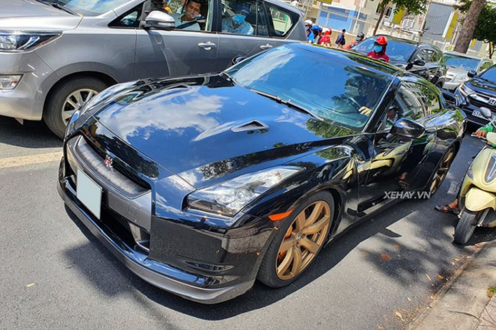 Siêu xe Nissan GT-R là một trong những mẫu xe thể thao đường phố thành công bậc nhất của "Xứ sở Anh Đào". Mẫu xe này không chỉ nổi tiếng trên toàn thế giới nhờ ngoại hình nam tính và đậm chất thể thao của mình mà còn tạo ra tiếng vang lớn nhờ khả năng vận hành kinh điển, mạnh mẽ và đầy uy lực. Quả thực không ngoa khi nói GT-R chính là mẫu xe được hàng triệu tay lái dành tình cảm mến mộ.